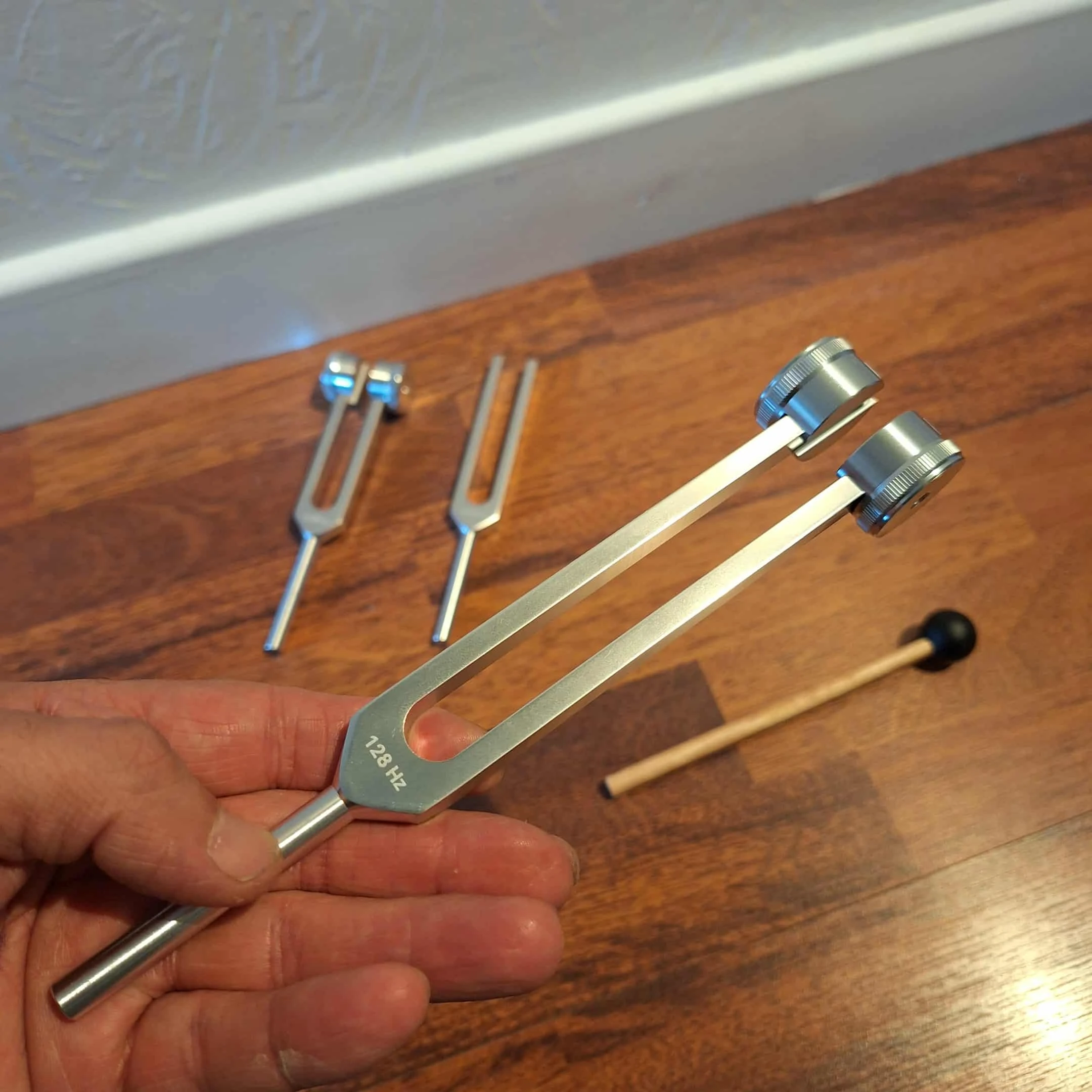 Set of 3 aluminum tuning forks + hammer + storage bag 🎵 – photo 3
